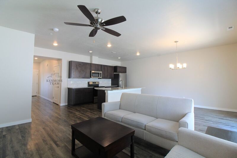 RENT SPECIAL: 3 bed, 2.5 bath townhome in Kennewick property image