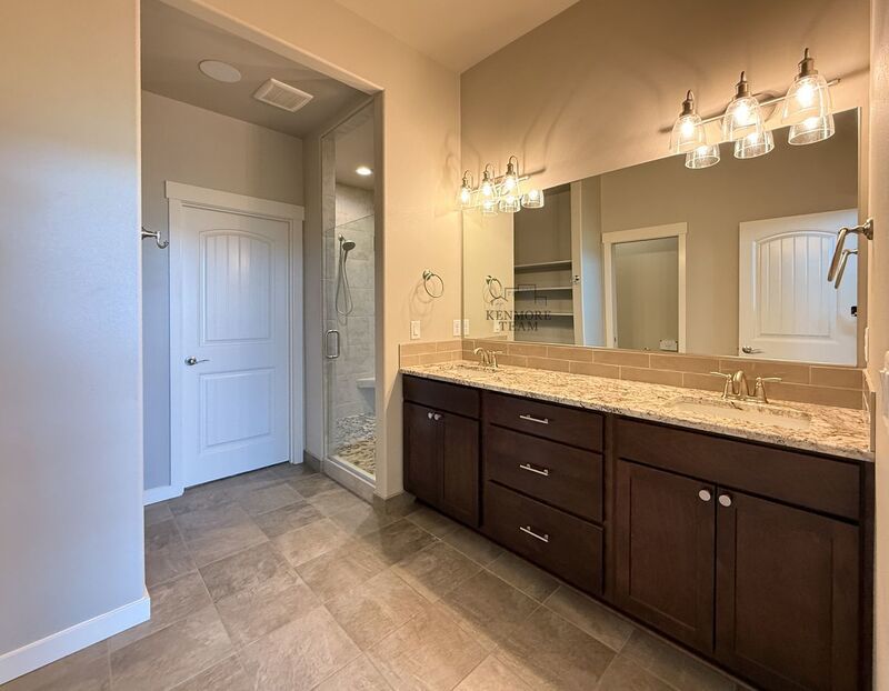 4 Bed/2.5 Bath + an Office Home in Richland property image